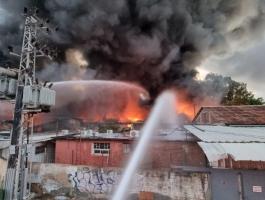 انفجارات وحريق كبير بمجمع يحتوي على مواد خطيرة في حيفا
