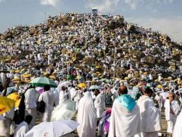 حجاج بيت الله الحرام يتوافدون إلى مشعر عرفات لتأدية الركن الأعظم