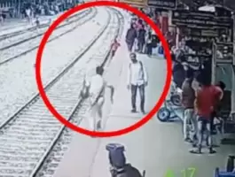 بالفيديو.. إنقاذ رجل هندي من الدهس قبل ثوان من مرور القطار