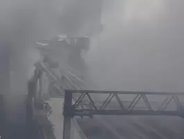 حريق ضخم في جسر للسكك الحديدية في بريطانيا