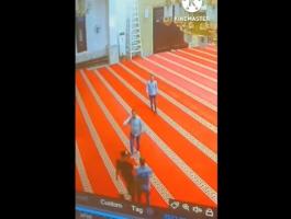 بالفيديو: مشهد مثير للجدل داخل مسجد في مصر.. والأمن يكشف