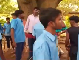 بالفيديو: طلاب هنود يربطون أستاذ رياضيات بشجرة ويضربوه بعد منحهم درجات متدنية