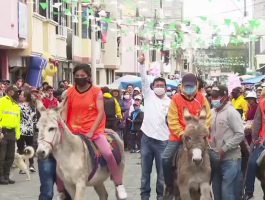 بالفيديو: سباق الحمير الكبير في شوارع مدينة إكوادورية