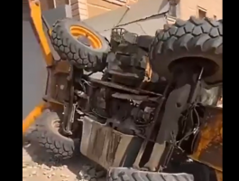 بالفيديو: السعودية.. رافعة عملاقة تحطم سيارة بسقوطها
