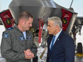 لابيد يزور سرب طائرات 