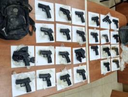 الاحتلال يزعم إحباط محاولة تهريب 25 بندقية من الأردن