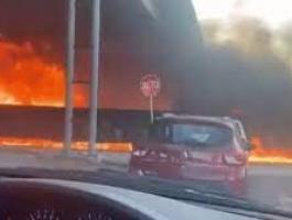 بالفيديو: بدا وكأنه يسير نحو جهنم.. قطار مكسيكي يخترق النيران في مشهد يحبس الأنفاس