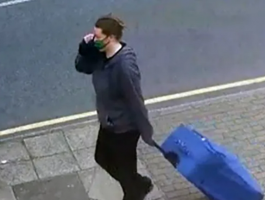 امرأة تسحب حقيبة تحتوي على جثة صديقتها التي قتلتها حول شوارع لندن (فيديو)