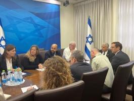 لابيد يكشف تفاصيل جلسة مشاورات أجراها مع مسؤولين 