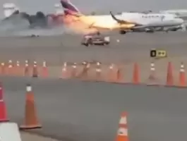 بالفيديو: طائرة تصطدم بعربة إطفاء وتتحول إلى كرة لهب