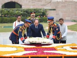  الرئيس السيسي يزور ضريح المهاتما غاندي ويضع اكليل من الزهور على قبره