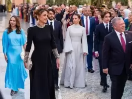 الأزرق عنوان إطلالة الأميرة سلمى في زفاف شقيقها الأمير الحسين