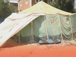 عائلة بلا مأوى تفترش الأرض وتعيش في خيمة منذ شهرين.jfif