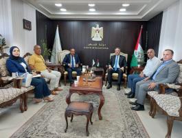 عساف يلتقي رئيس هيئة مقاومة الجدار والاستيطان.jpg