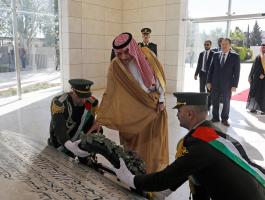 سفير السعودية يضع إكليلاً من الزهور على ضريح الشهيد عرفات ويزور المتحف.png