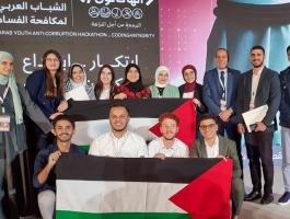 فريق جامعي من غزة يتوّج بجائزة في قطر حول مكافحة الفساد