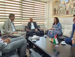 أبو هولي يبحث أوضاع المخيمات وأزمة الأونروا المالية مع ممثل ألمانيا