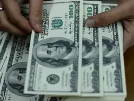 الدولار يزداد قوة بعد بيانات مخيبة من الصين وأوروبا