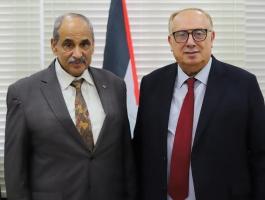 أبو مويس يبحث مع زيارة احتياجات وزارتي التربية والتعليم العالي من المشاريع التطويرية 
