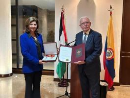 نيابة عن الرئيس .. المالكي يقلد وزيرة الخارجية الكولومبية وسام الاستحقاق 