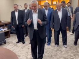 قادة حركة حماس يسجدون 