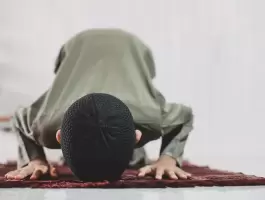 muslim-man-praying-in-prostrate-or-sujud-position-2023-11-27-05-21-45-utc_0.jpg.webp