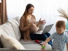 الحياة العملية والأمومة