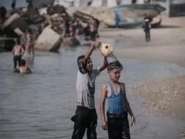 تقرير: الغزيون يُطفئون حرارة أجسادهم المنهكة بسكب الماء البارد والسباحة في البحر