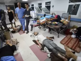 المصابون ملقون على الأرض في مشافي غزة