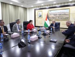 رئيس الوزراء يبحث مع اتحاد البلديات الهولندية سبل تعزيز التعاون