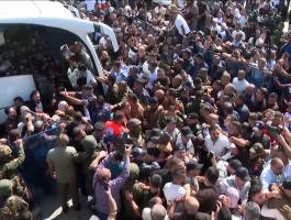 لحظات الإفراج عن الأسرى الفلسطيينين واحتضان ذويهم