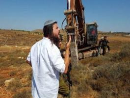 مستوطنون يحرثون أراضي فلسطينية