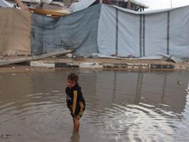 بالفيديو والصور: المواطنون في غزة يطلقون نداء استغاثة لحمايتهم من الشتاء وكابوسه المنتظر