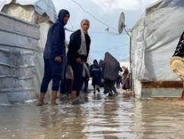 أهالي غزّة يستقبلون الأمطار بالخيام المهترئة وتردي الأوضاع المعيشية