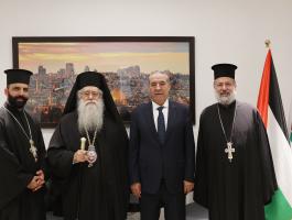 الشيخ يتسلم دعوة لحضور قداس عيد الميلاد