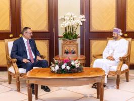 السفير الرويضي يبحث مع مسؤول عماني تعزيز العلاقات الثنائية