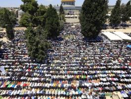 عشرات الالاف يؤدون صلاة الجمعة في رحاب المسجد الأقصى