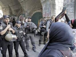 مستوطنون يقتحمون الأقصى بحماية شرطة الاحتلال واعتقال سيدة في محيطه