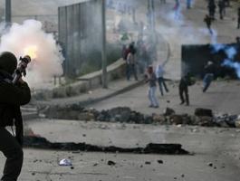 قوات الاحتلال تغلق مداخل يطا وتطلق قنابل الغاز صوب المواطنين