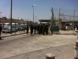 جنود الاحتلال يطلقون النار صوب فتاة على حاجز قلنديا