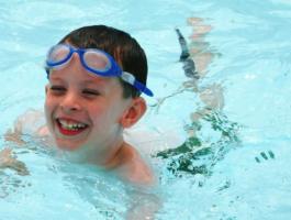 smiling-kid-in-pool-980x498