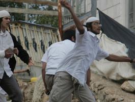 مستوطنون يحرقون مسكنا جنوب الخليل