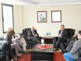 رئيس سلطة المياه مازن غنيم في مكتبه ا