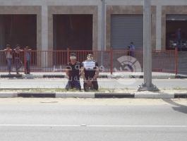 بالصور: شابان يعتصمان وسط شارع صلاح الدين بغزة تضامناً مع الأسرى