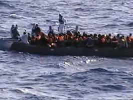 وصول 500 مهاجر وجثة قاصر إلى صقلية