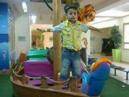 وسط ذهول شديد .. طفل يفيق من الموت قبل دفنه بلحظات