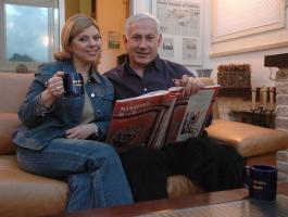 Likud-party-leader-Benjamin-Netanyahu-poses-with-his-wife-Sarah-in-their-Jerusalem-home