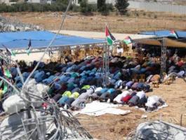 مواطنون يؤدون صلاة الجمعة فوق أنقاض البيوت المدمرة في قلنديا