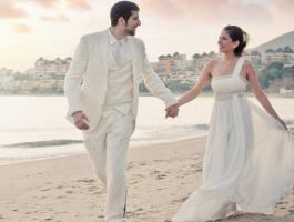 Bride-Groom-Running-on-Beach-980x498