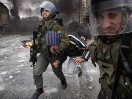 الاحتلال يداهم بلدات الخليل ويعتقل شاباً